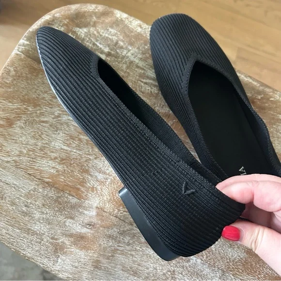 New Vivaia Square Toe V Cut Flats Black